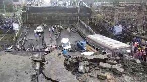 Se desploma paso elevado de una autopista en Calcuta
