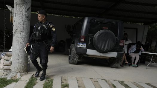La Fiscalía lanzó la operación contra una supuesta red de traficantes de migrantes en cuatro provincias guatemaltecas, incluida Huehuetenango, en la frontera de Guatemala con México.