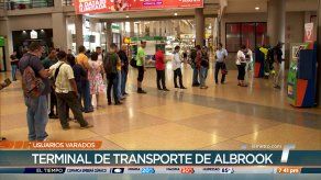 Usuarios del transporte esperan por horas para llegar a sus destinos