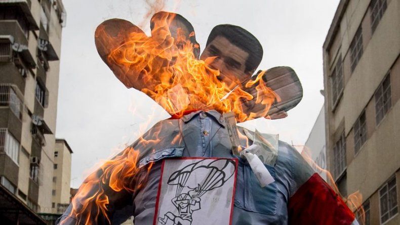 Muñecos de Obama y Maduro arden en la Quema de Judas en Caracas
