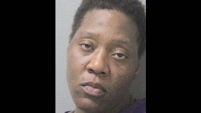 Mujer descubre a una extraña en su bañera