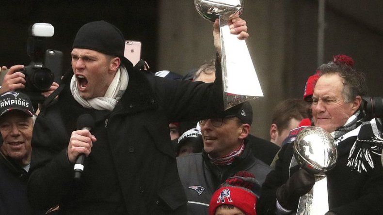 Bajo la nieve, Patriots celebran su quinto campeonato