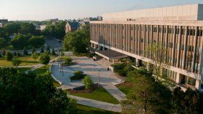 Caso Nassar: Universidad anuncia acuerdo de compensación de 500 mdss con víctimas