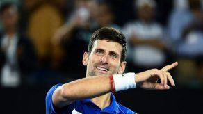 Djokovic arrasa a Pouille y se cita con Nadal en final del Open de Australia