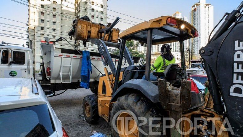 Recolectando basura y enfrentando riesgos para ayudar a Panamá en la batalla contra el coronavirus