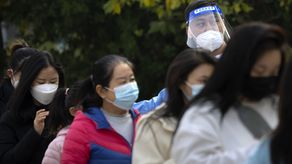 Ante el nuevo aumento de casos, un creciente número de zonas están cerrando negocios y restringiendo el tránsito de las personas.