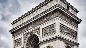 Modelos gorditas desfilan delante la torre Eiffel contra la dictadura de modistas