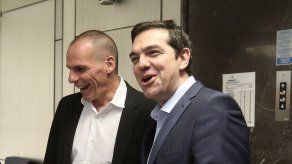 Líder griego dialoga con Hollande y Merkel sobre deuda