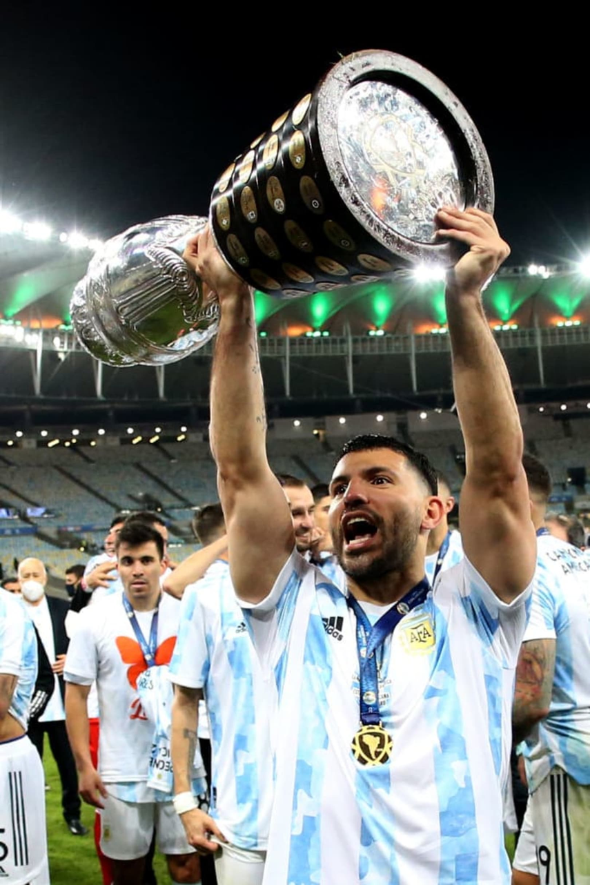Sergio Agüero levanta la Copa América en el 2021.