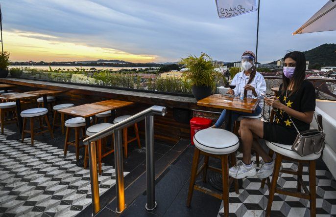 Los bares al aire libre (terrezas) podrán abrir hasta las 11:00 p.m. con el aforo permitido