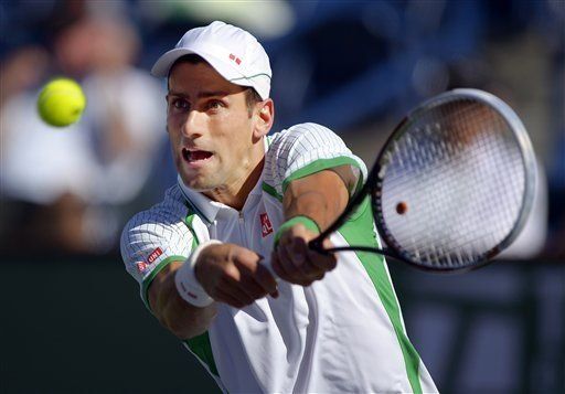 Djokovic y Sharapova avanzan en Indian Wells