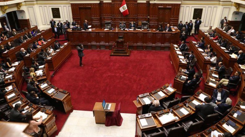 Parlamento debate renuncia de Kuczynski mientras espera llegada de su sucesor