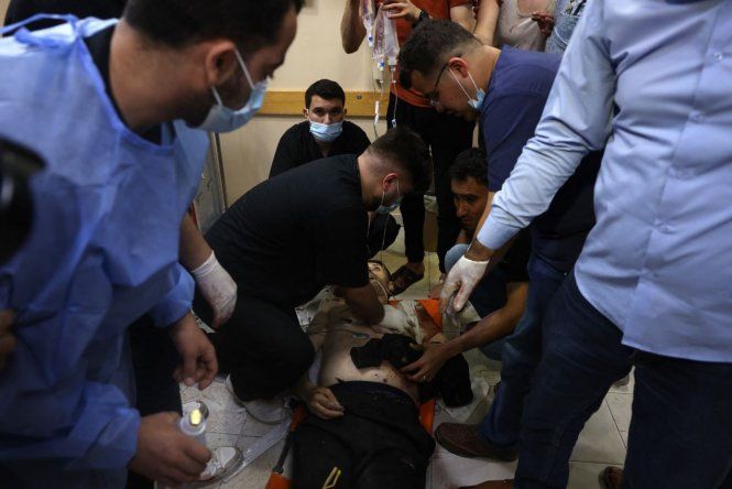Médicos palestinos intentan salvar a un hombre en un hospital en el norte de la Franja de Gaza en medio de un estallido de violencia israelí-palestina