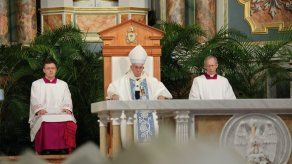 Papa estrena silla hecha por ebanista panameño Papa estrena silla hecha por ebanista panameño