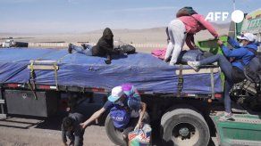 Centenares de venezolanos cruzan de Bolivia a Chile pese a amenazas de deportación