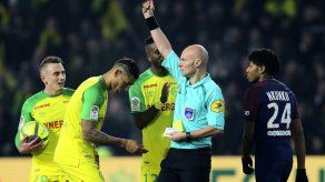 Arbitro francés es suspendido 3 meses por patear jugador