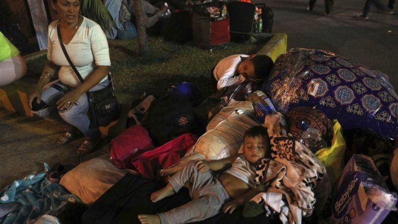 Miles de venezolanos entran a Perú antes de vigencia de visa