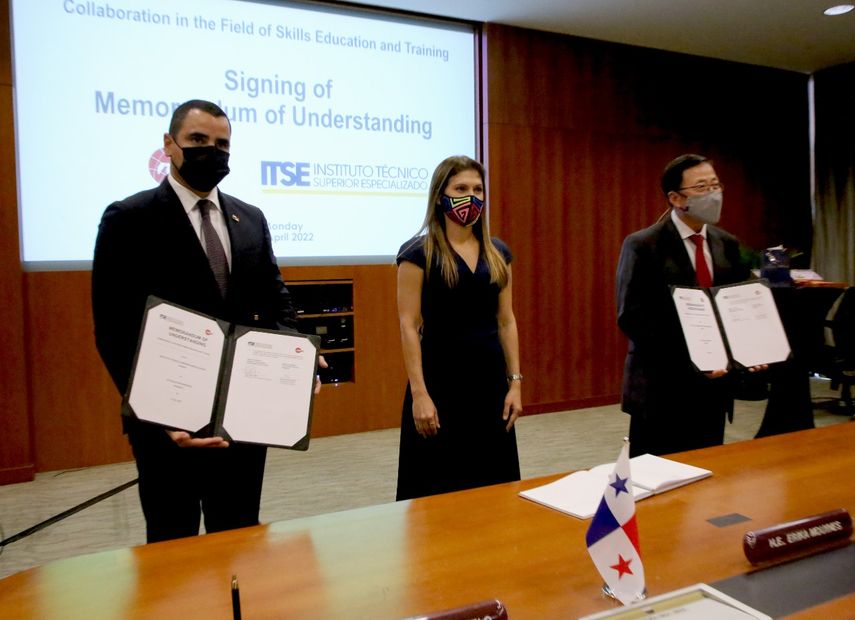 Por Panamá firmó el embajador Luis Alberto Melo y por el ITE de Singapur