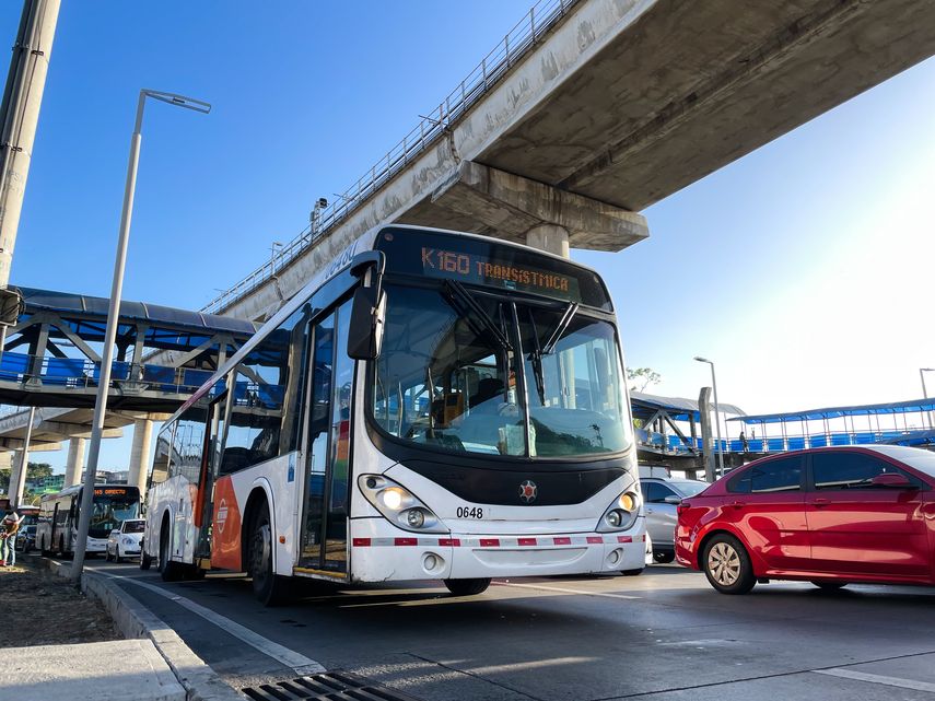Dentro de los buses se deben utilizar mascarillas y pantallas faciales.