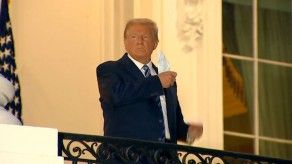 Trump sale del hospital y se quita la mascarilla al llegar a la Casa Blanca