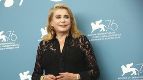 El director del festival, Alberto Barbera, dijo en un comunicado que Deneuve es “el símbolo mismo del cine francés, una diva atemporal y un verdadero ícono de la gran pantalla”.