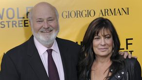 Director estadounidense Rob Reiner y su esposa Michele Singer
