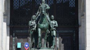 Estatua de Theodore Roosevelt ubicada en la entrada del Museo de Historia Natural de Nueva York.