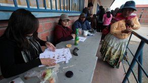 Comienzan a cerrar mesas electorales en Bolivia