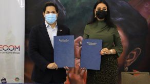 El director de la DGI, Publio De Gracias, y la presidenta de la Panameña de Centros Comerciales﻿, Nadkyi Duque.