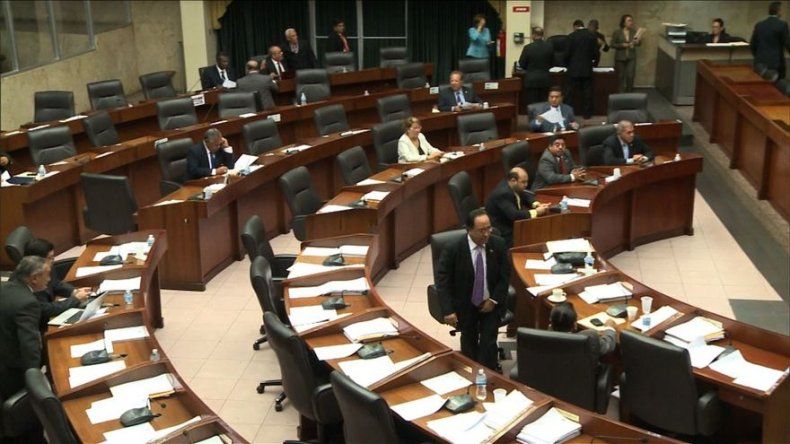 Surgen reacciones por reunión entre Varela y diputados PRD