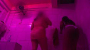 Con gestos y algo de inglés