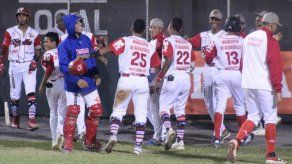 Coclé le gana por blanqueada a Metro y sigue con vida