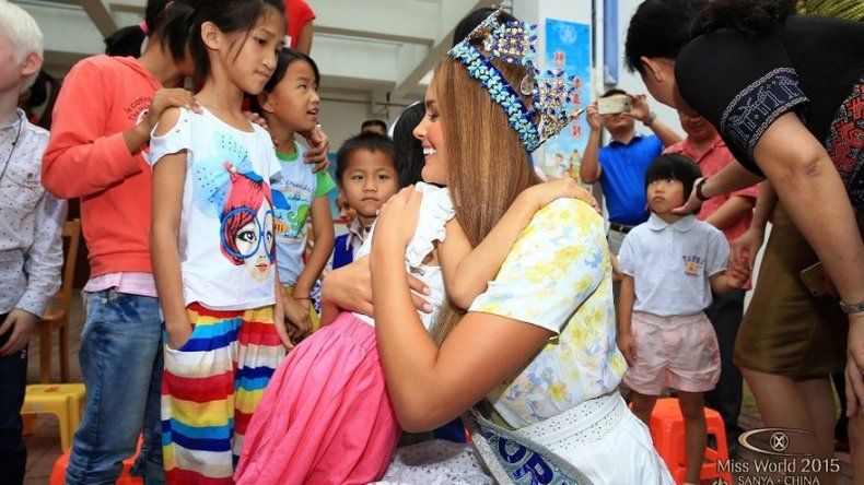Participantes del Miss Mundo 2015 visitan orfanato en Sanya