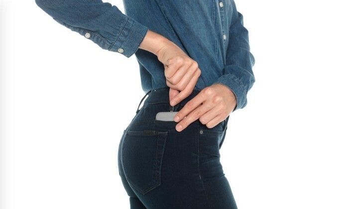 Crean pantalón que permite recargar el celular dentro del bolsillo