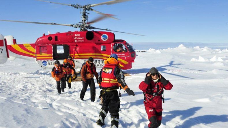 Rescatan a los pasajeros de buque en la Antártida