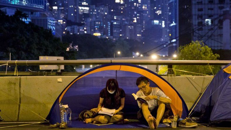 Manifestantes de Hong Kong votarán si seguir en las calles