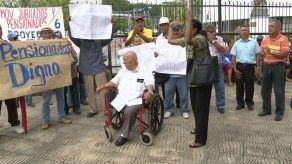 Jubilados protestan frente a la Asamblea Nacional por un aumento de pensión