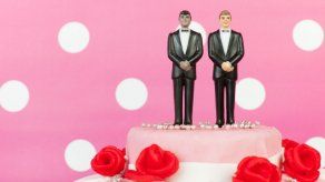 Pastelero que rechazó hacer torta a pareja gay demanda al estado de Colorado