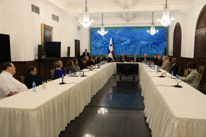 Presidente José Raúl Mulino se reúne con la bancada de RM en el Palacio de Las Garzas.