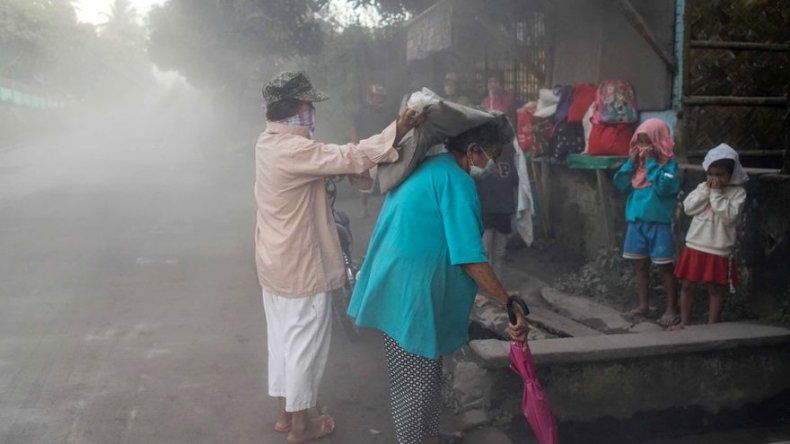 Se registra erupción en Filipinas; residentes son evacuados