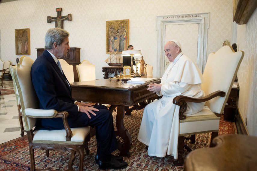 John Kerry junto al papa Francisco.