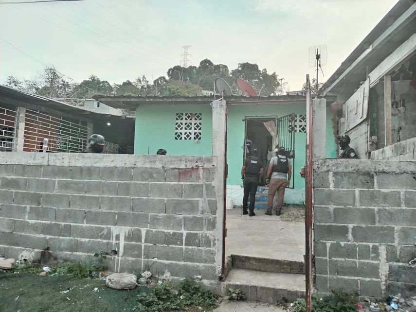 Allanamiento en la residencia donde se grabó el video publicado en redes sociales.