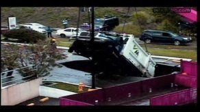 Remueven camión de Aseo hundido en Condado del Rey