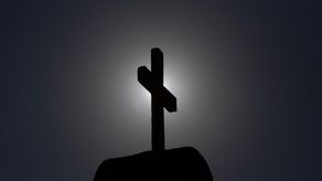 La Iglesia católica chilena ha estado envuelta en denuncias de abusos desde que en 2010 el influyente sacerdote Fernando Karadima fue denunciado y un año después condenado por el Vaticano como culpable de abusos sexuales contra menores.