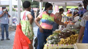 Realizan venta de productos en Juan Díaz por aniversario