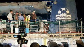 Italia detiene a capitana de nave de rescate de migrantes