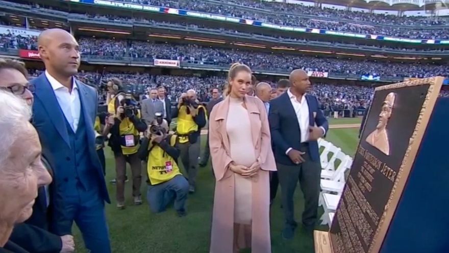 Jeter vuelve a Yankee Stadium devela placa y Yanquis retiran su número 2
