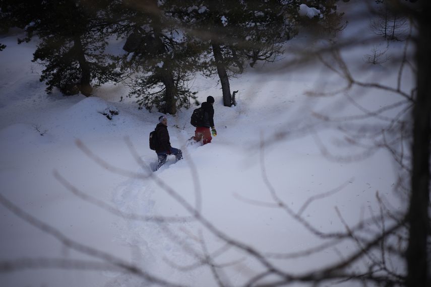 Los trabajadores humanitarios temen que los afganos más acostumbrados a las montañas y los peligros del invierno estén tomando rutas más peligrosas por la nieve que los migrantes de climas más cálidos.