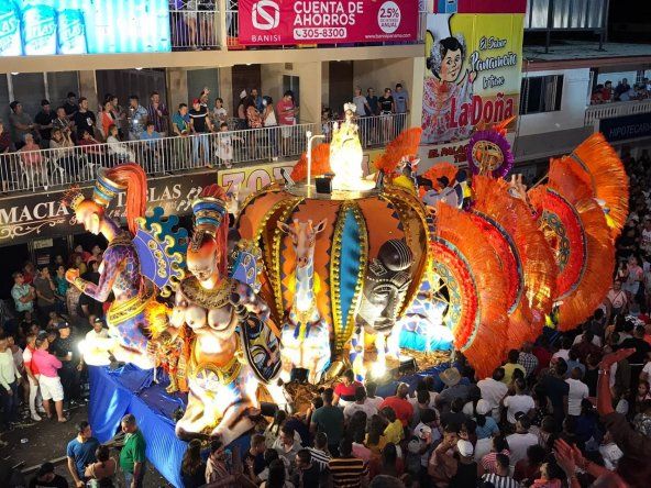 Paseo nocturno del domingo de Carnaval en Las Tablas
