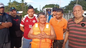 Aeronaval rescata a ocho náufragos a tres millas de Playa Toro.